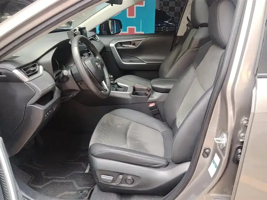 Toyota RAV4 — фото 2