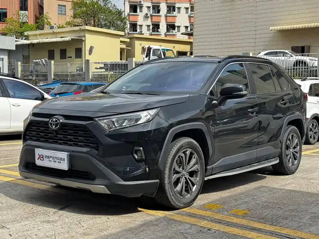 Toyota RAV4 — фото 1