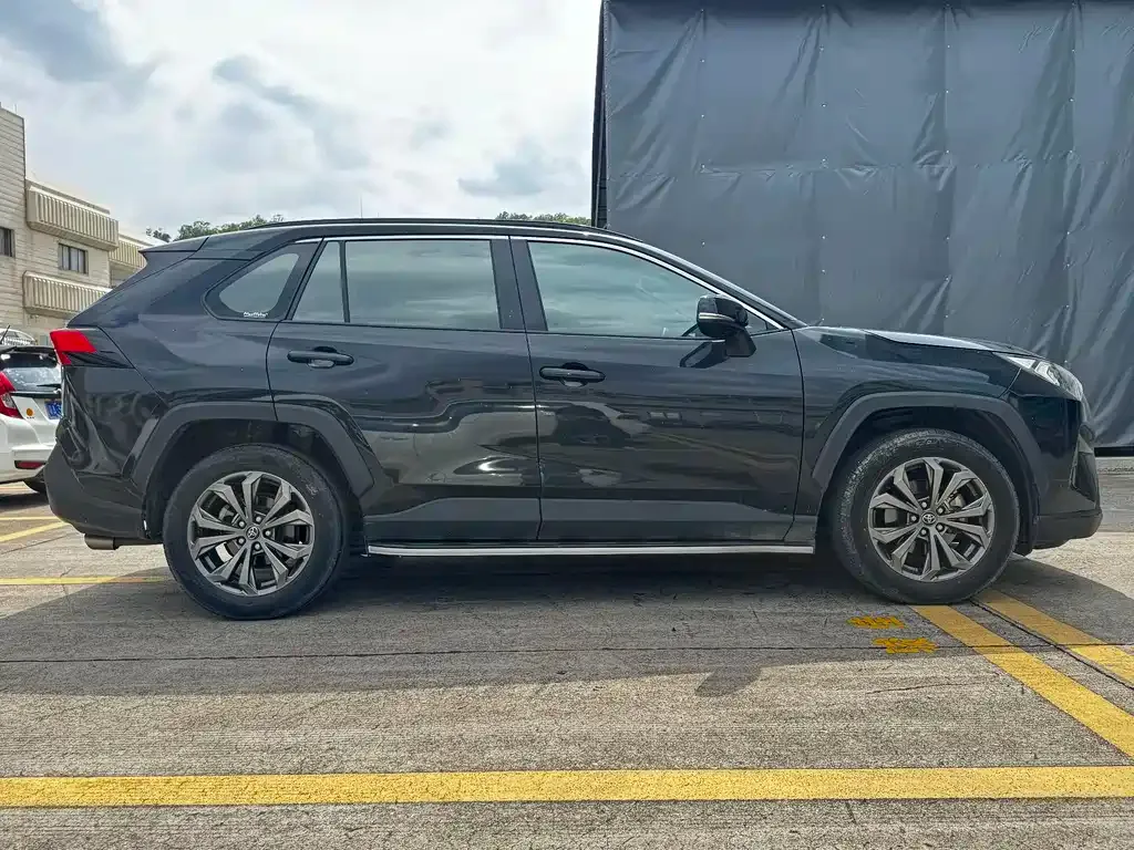 Toyota RAV4 — фото 9