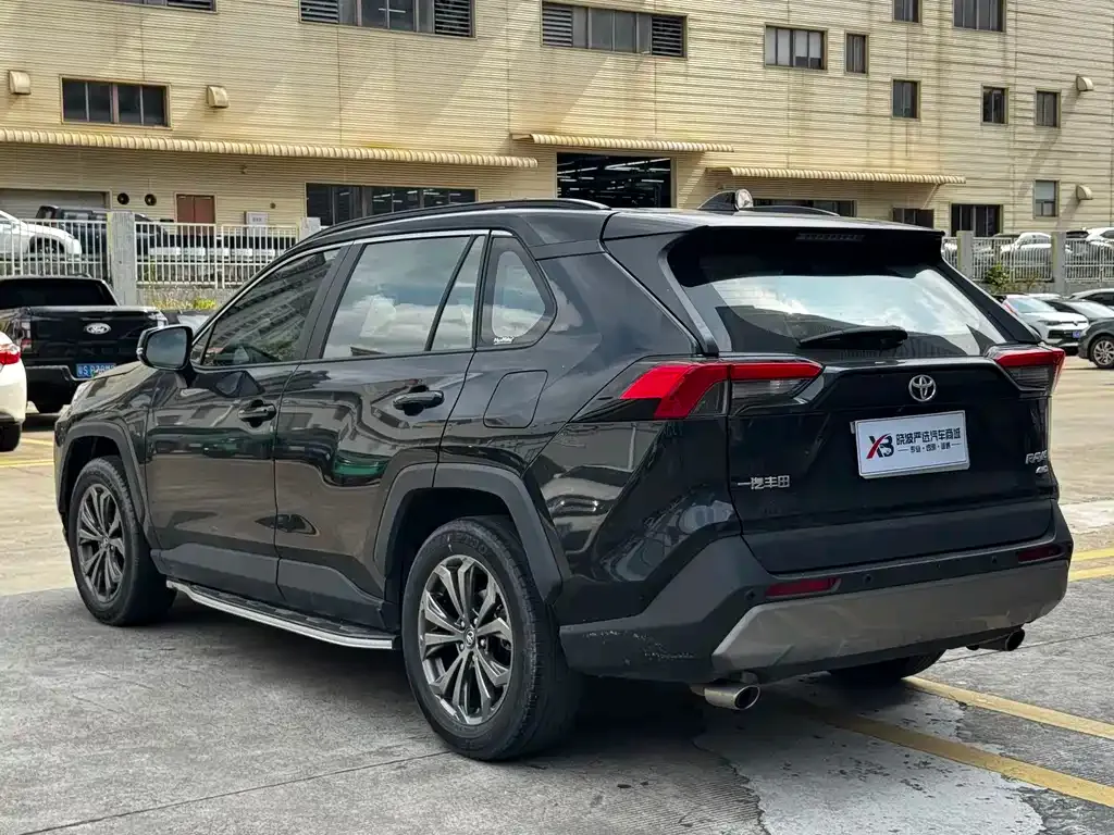 Toyota RAV4 — фото 5