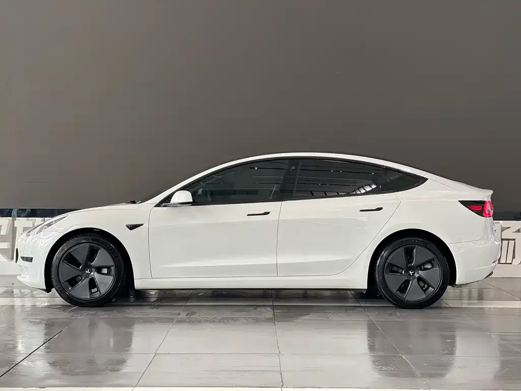 Tesla Model 3 — фото 7