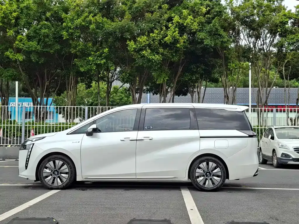 GAC Motor 传祺E8 PHEV — фото 10