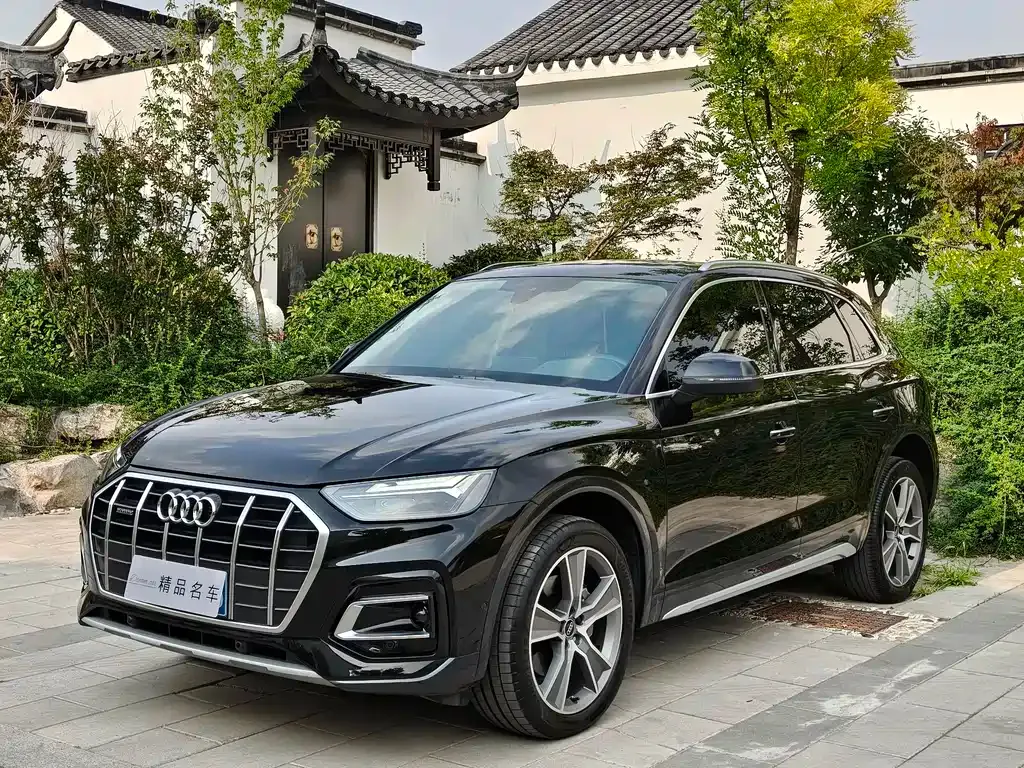 Audi Q5L — фото 1