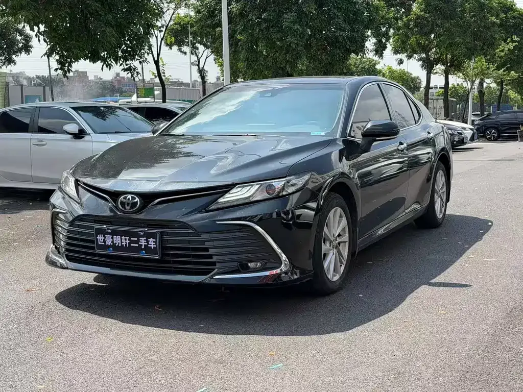 Toyota Camry — фото 1