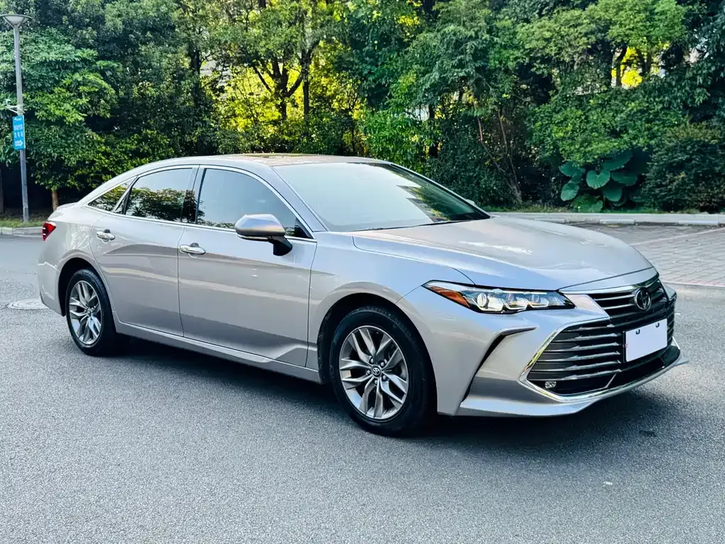 Toyota Avalon — фото 1