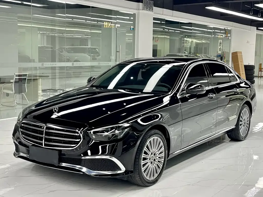 Mercedes-Benz E-Class — фото 1