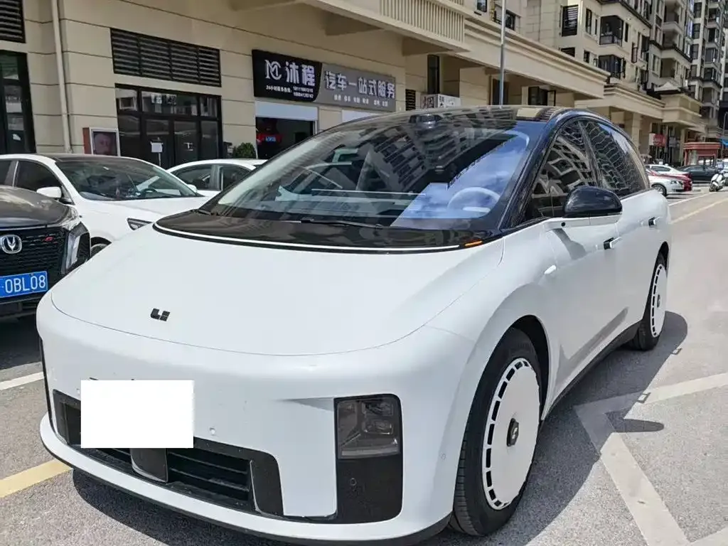 Li Auto i8 — фото 1