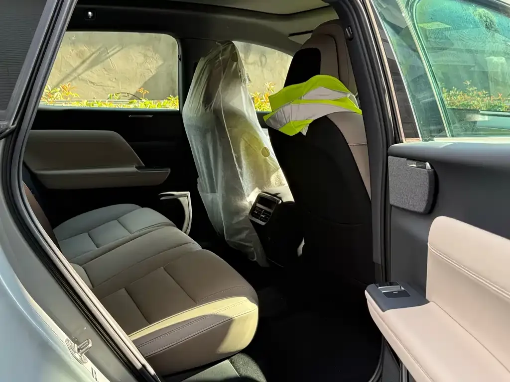 Volvo XC70 Plug-in Hybrid — фото 10