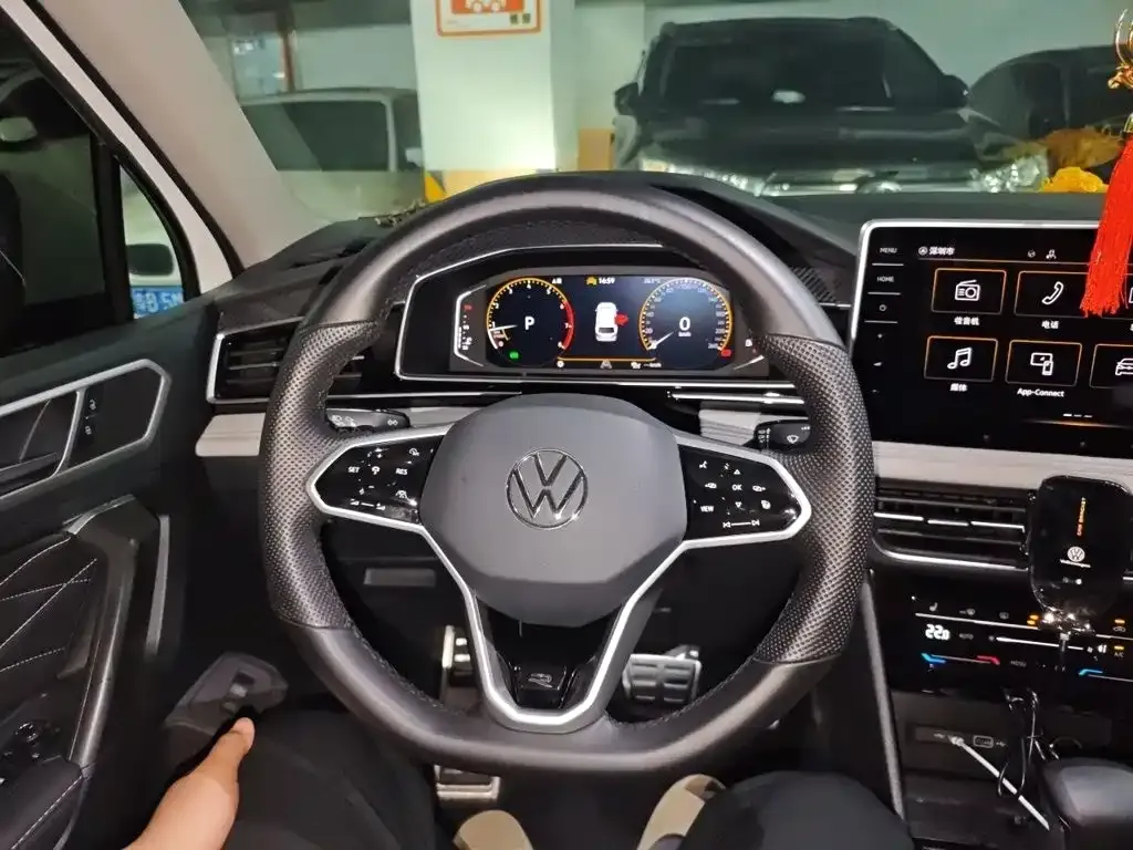 Volkswagen Tiguan L — фото 7