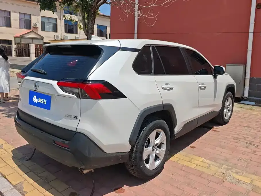 Toyota RAV4 — фото 8