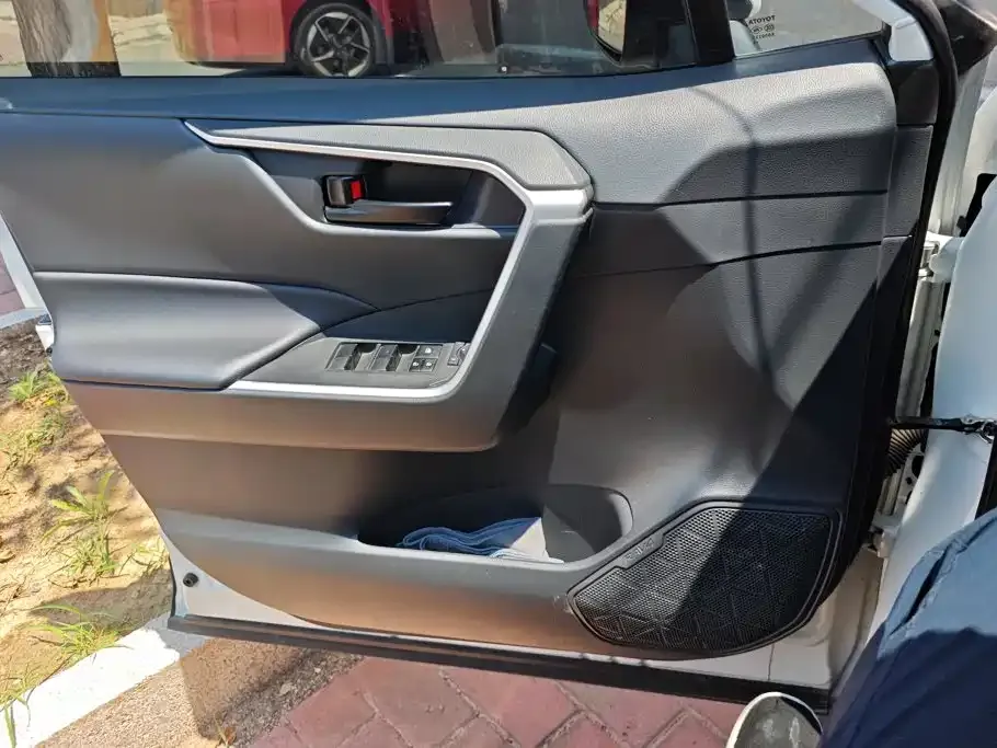 Toyota RAV4 — фото 10
