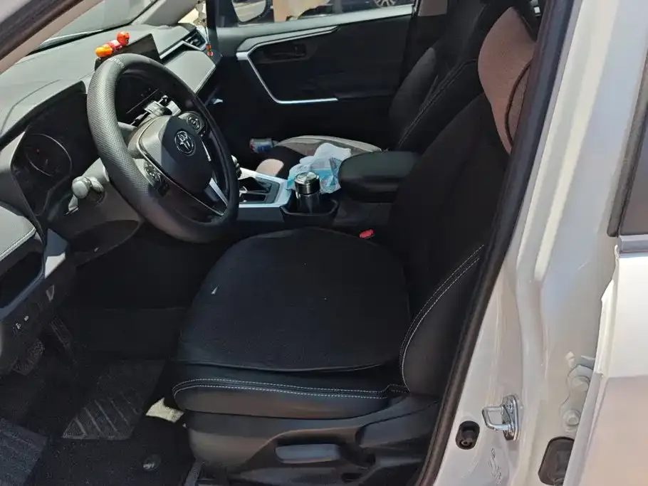 Toyota RAV4 — фото 6