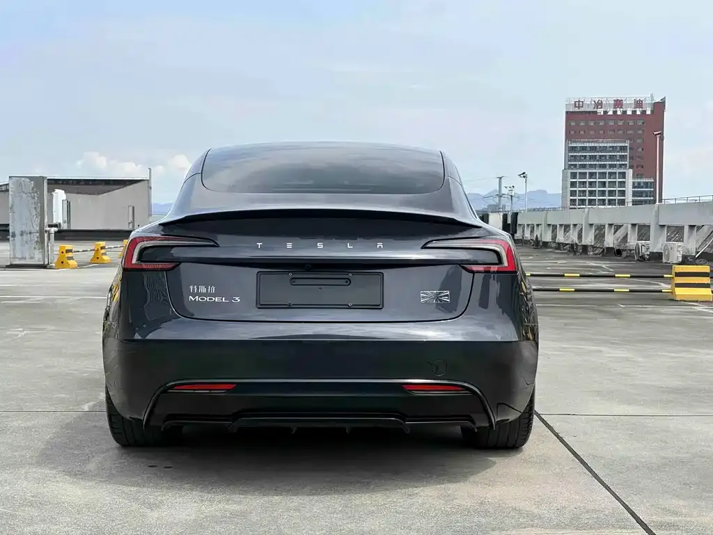 Tesla Model 3 — фото 4