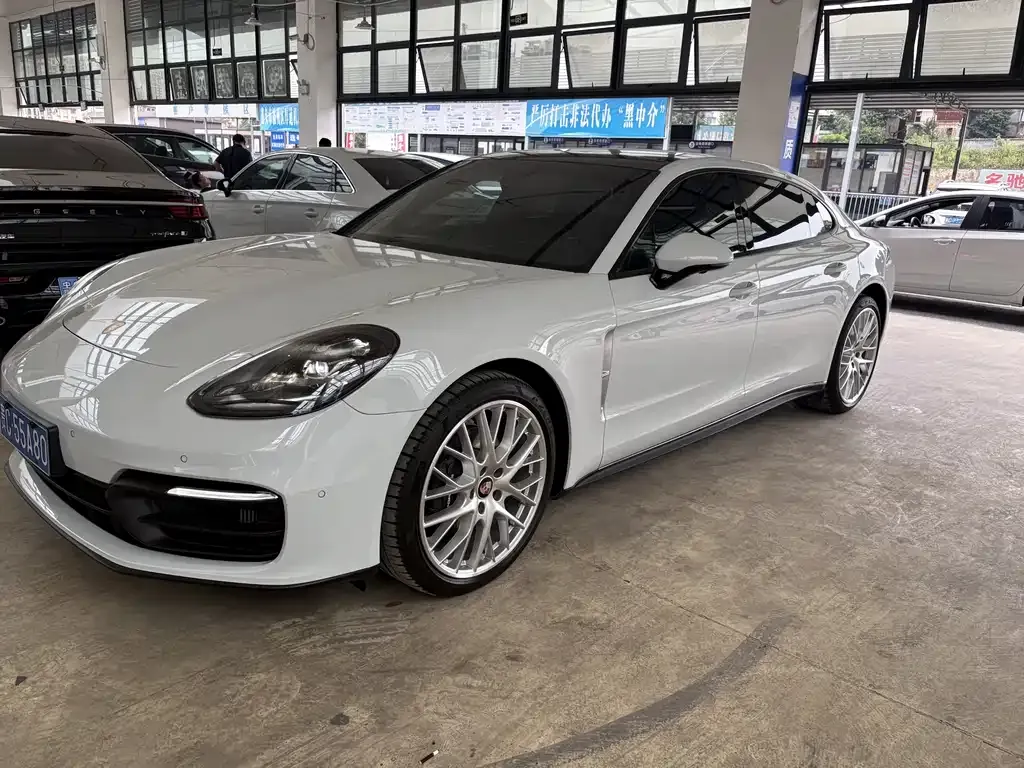 Porsche Panamera — фото 1
