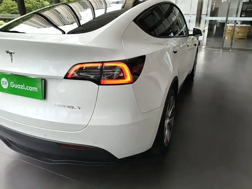 Tesla Model Y — фото 9