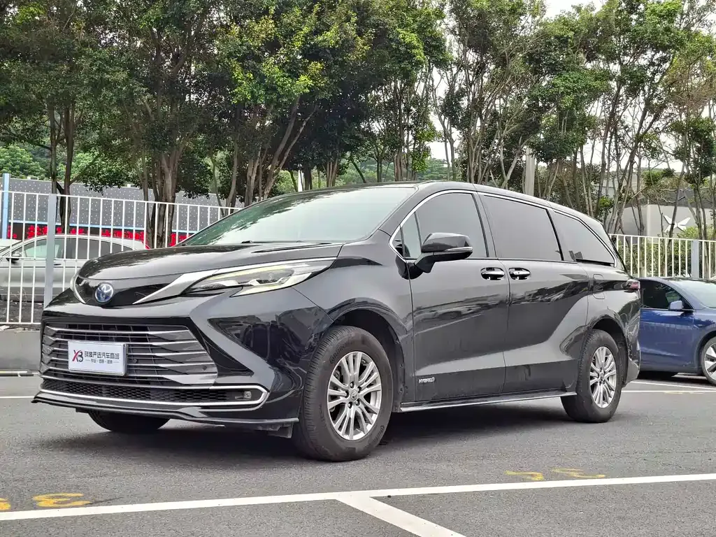 Toyota Sienna — фото 1