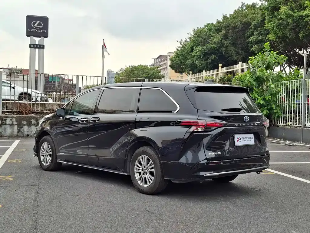 Toyota Sienna — фото 8