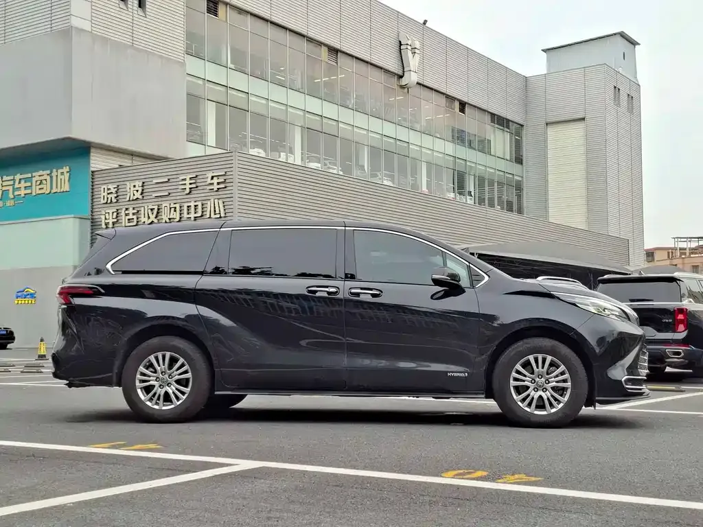 Toyota Sienna — фото 4