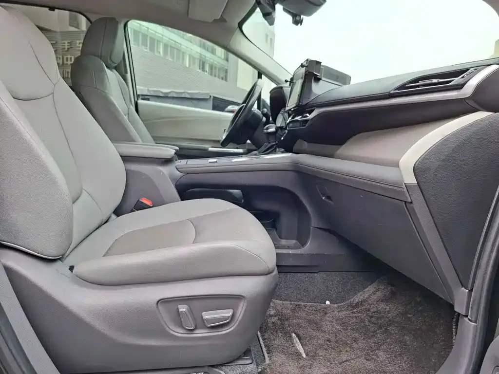 Toyota Sienna — фото 10