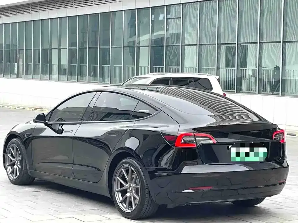 Tesla Model 3 — фото 4