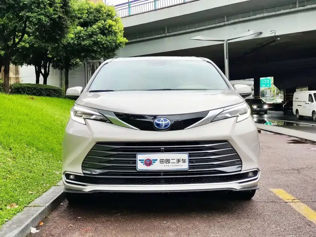 Toyota Sienna — фото 7