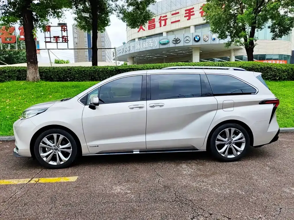 Toyota Sienna — фото 10