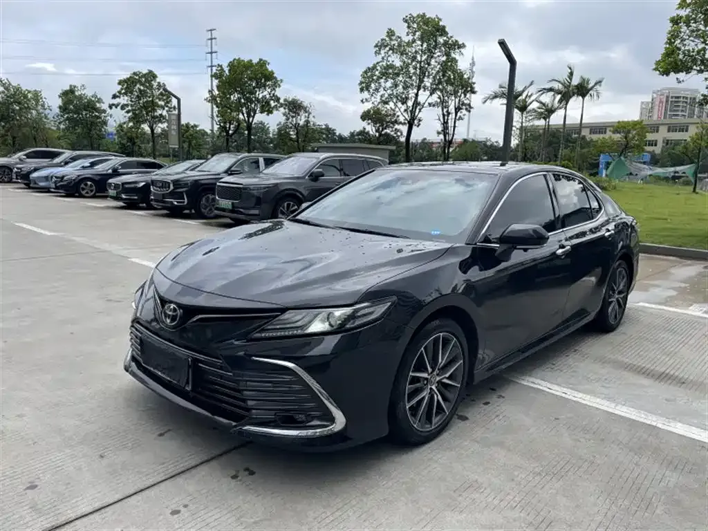 Toyota Camry — фото 1