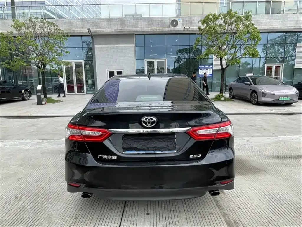 Toyota Camry — фото 5