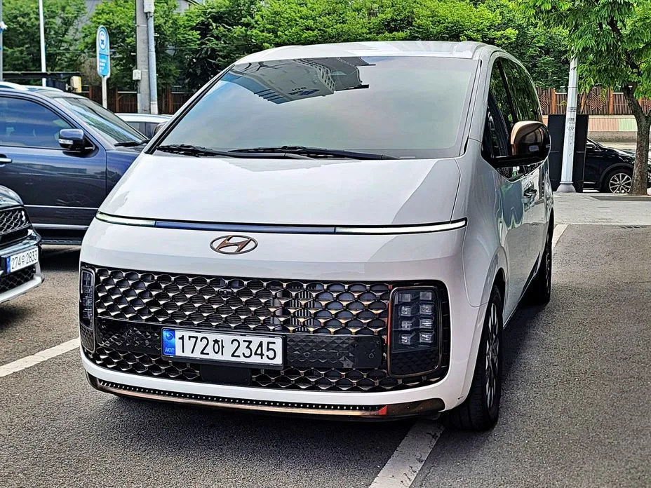 Hyundai Staria 4WD Lounge 9-Seater 1