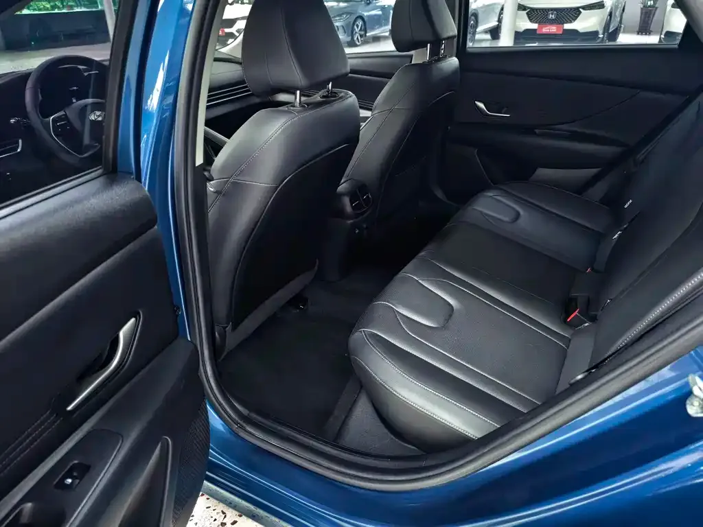 Hyundai Elantra — фото 10