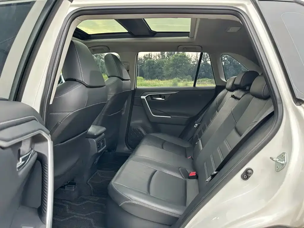Toyota RAV4 — фото 5