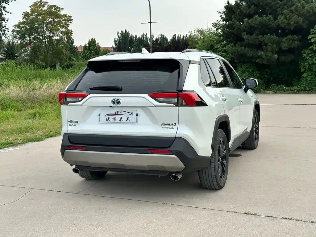 Toyota RAV4 — фото 8