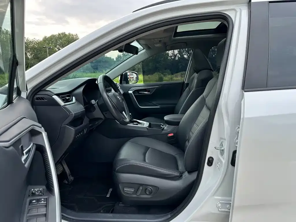 Toyota RAV4 — фото 6