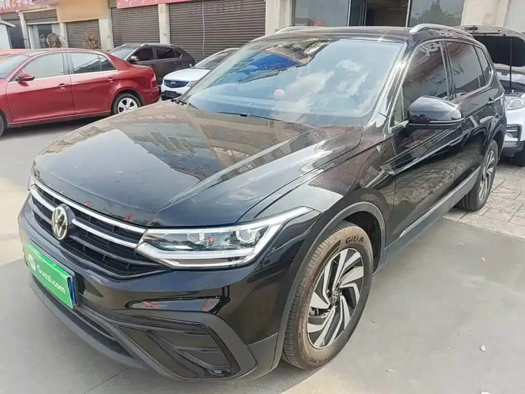 Volkswagen Tiguan L — фото 1