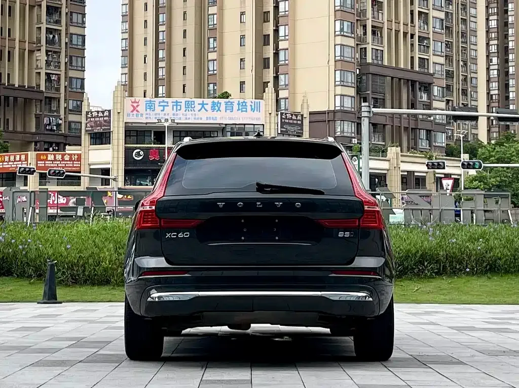 Volvo XC60 — фото 10
