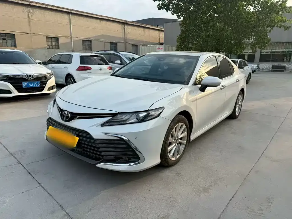 Toyota Camry — фото 1