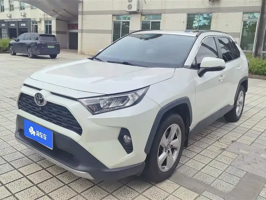 Toyota RAV4 — фото 1