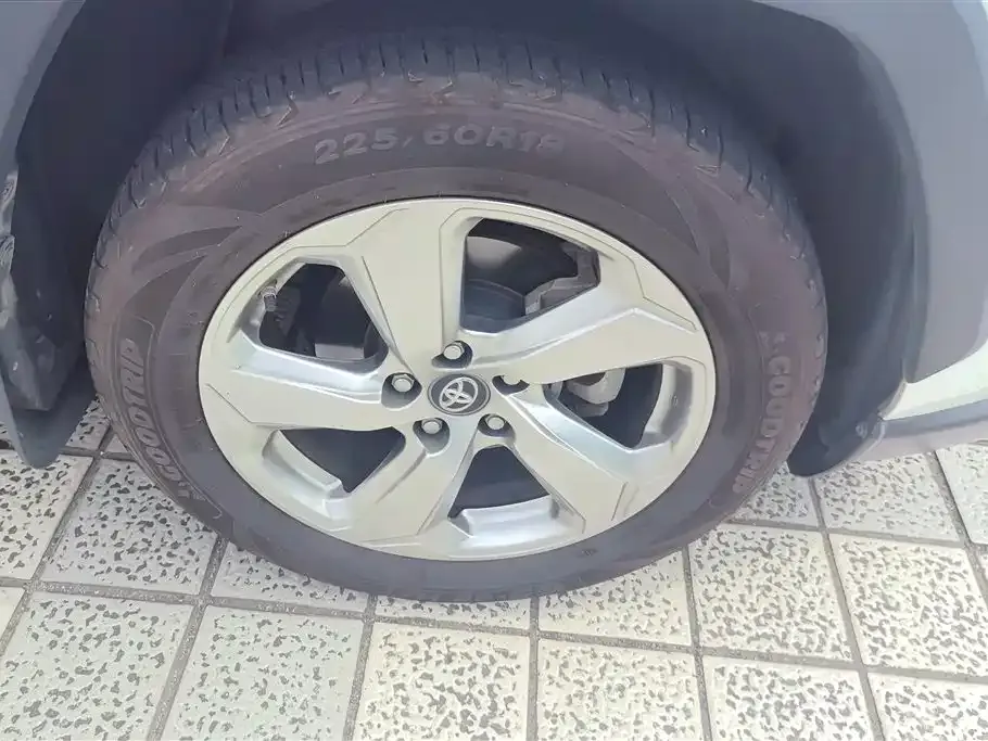 Toyota RAV4 — фото 7
