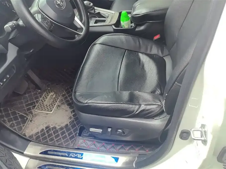 Toyota RAV4 — фото 6
