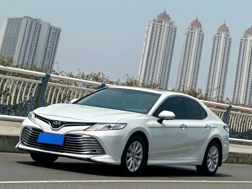 Toyota Camry — фото 1