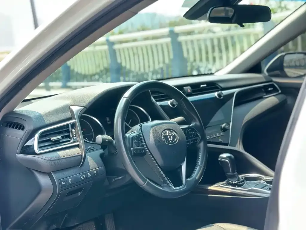 Toyota Camry — фото 2