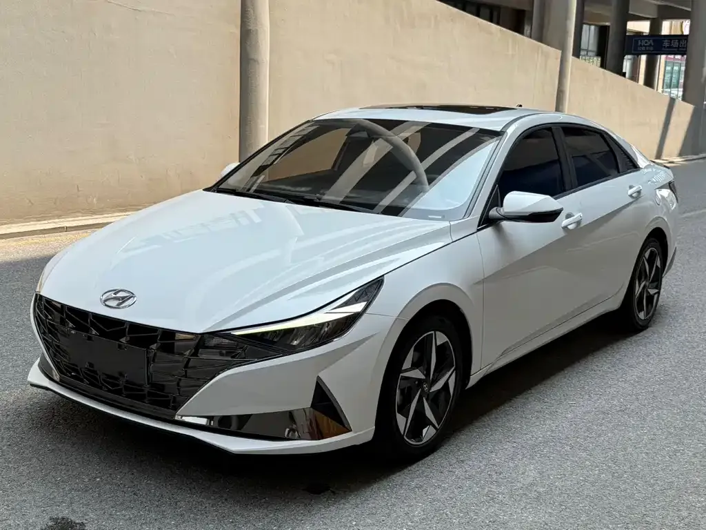 Hyundai Elantra — фото 1