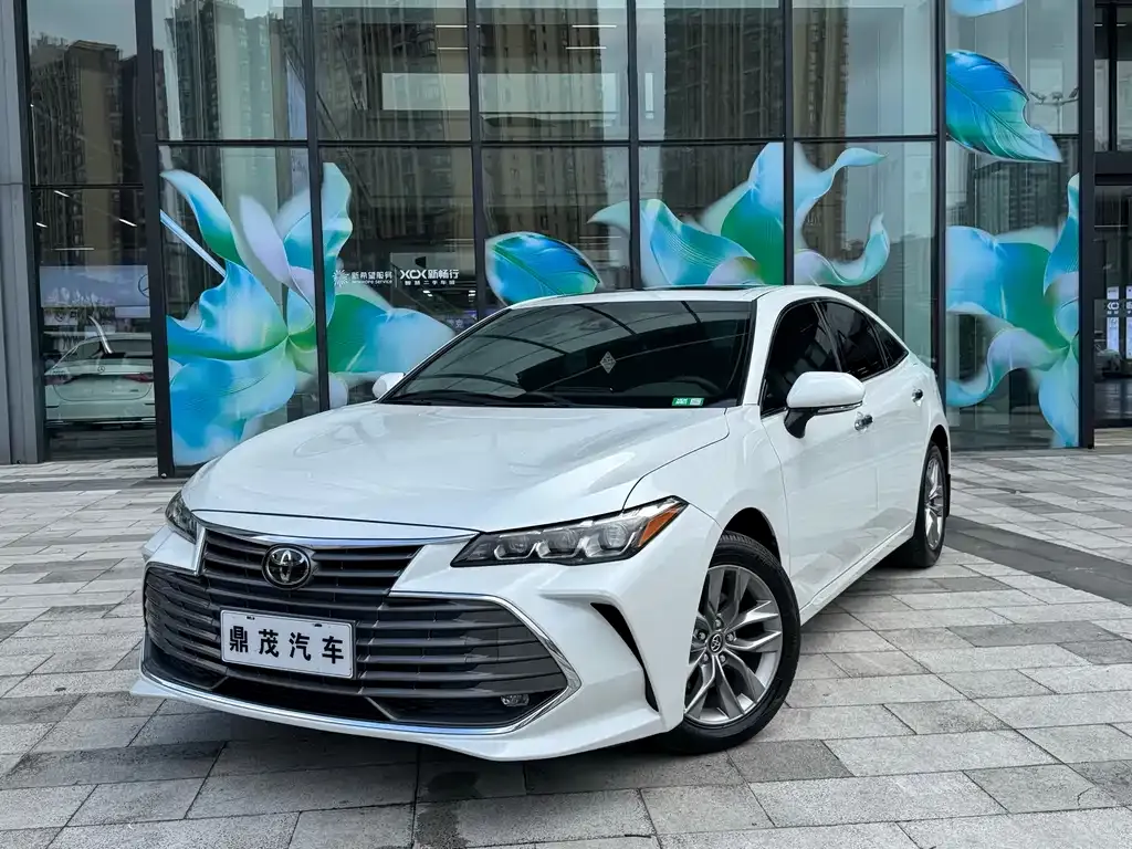 Toyota Avalon — фото 1