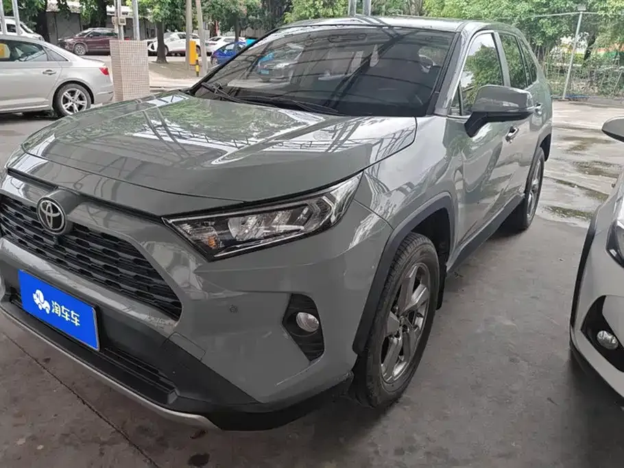 Toyota RAV4 — фото 1