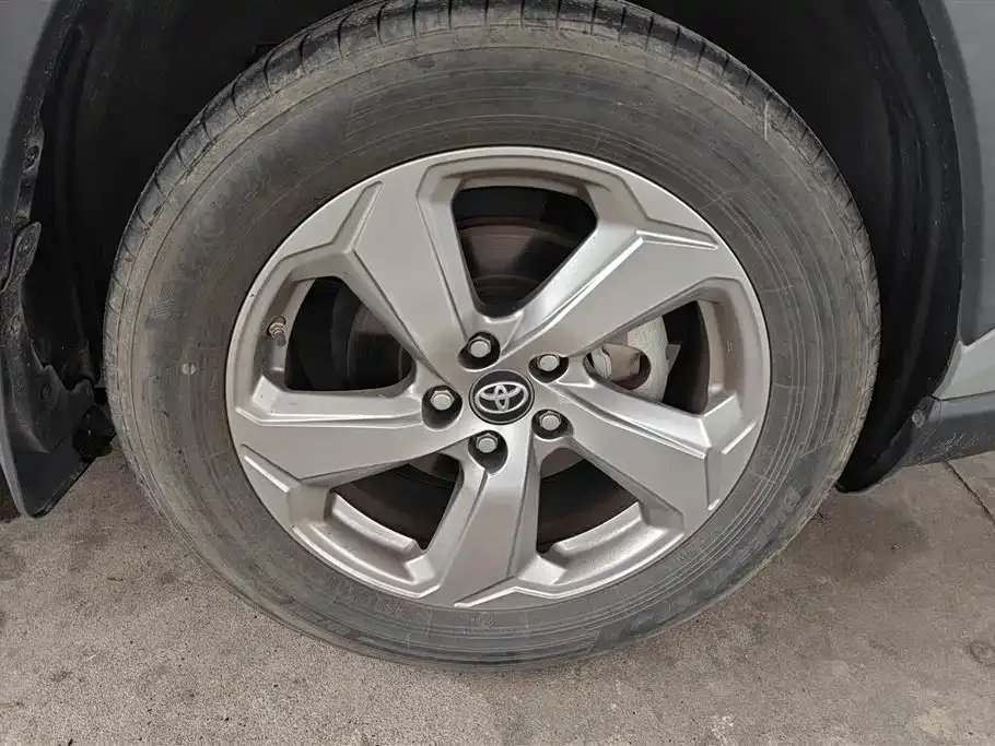 Toyota RAV4 — фото 2