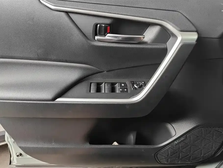Toyota RAV4 — фото 10