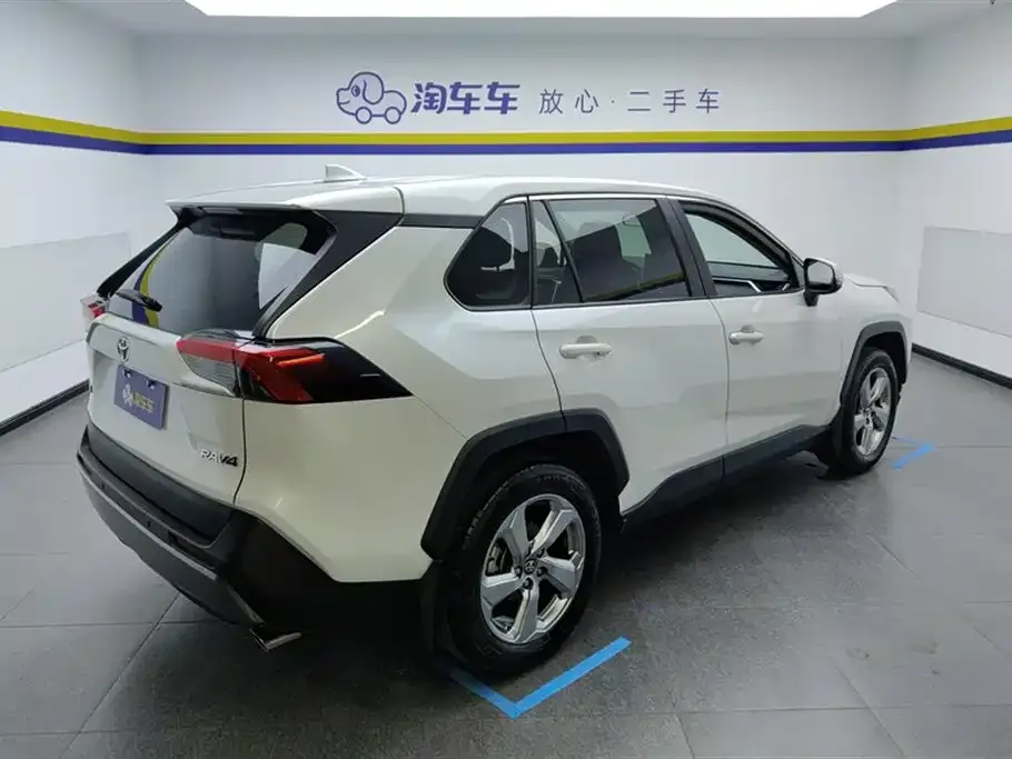 Toyota RAV4 — фото 7