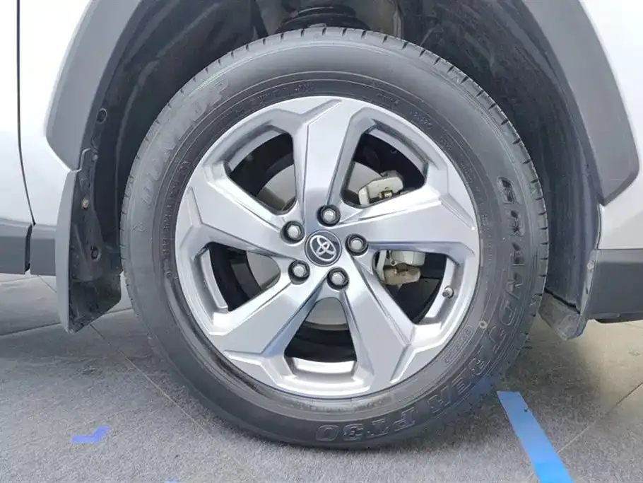 Toyota RAV4 — фото 10