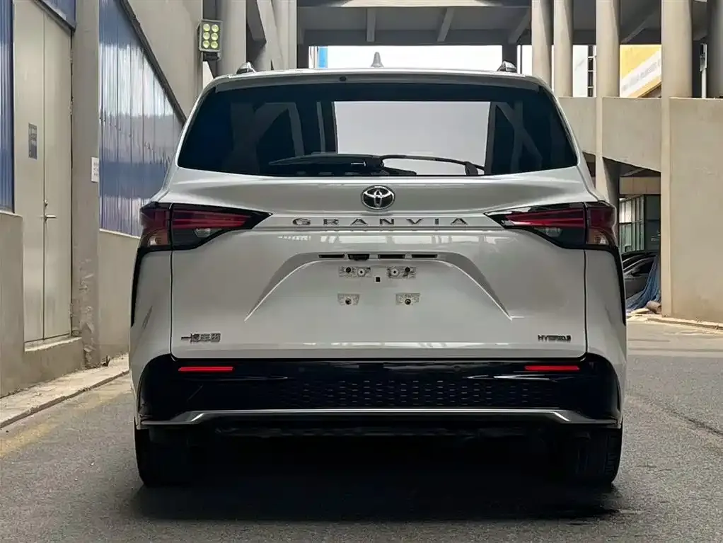 Toyota Granvia — фото 4