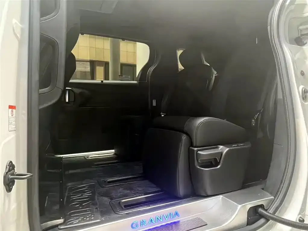 Toyota Granvia — фото 2
